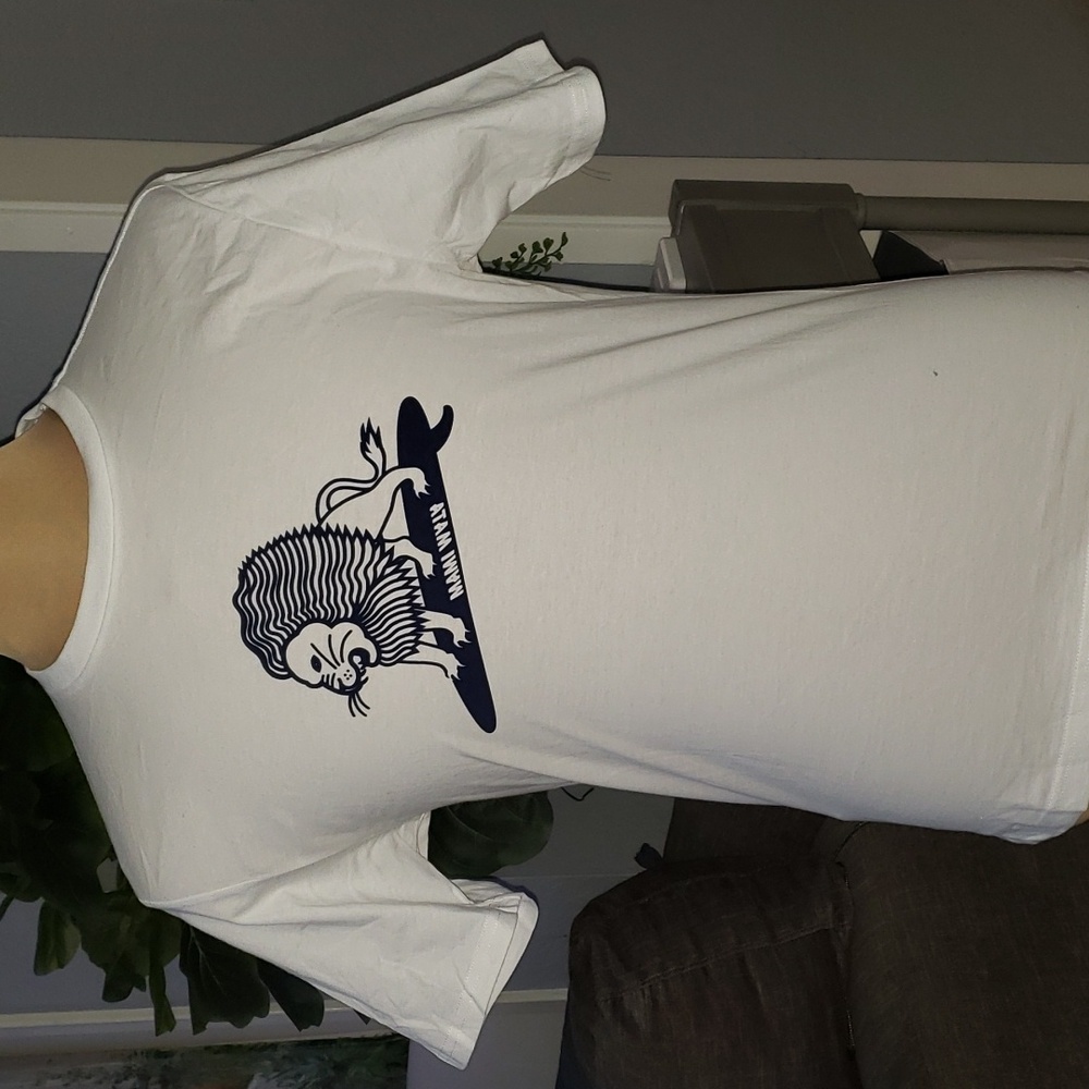 Mens surfing Lion tee